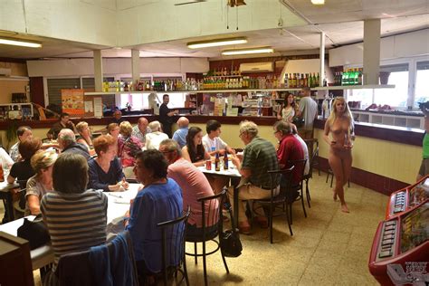 Flashing strangers around campus : r/FlashingAndFlaunting