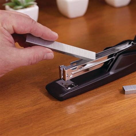 how to put staples in a bostitch stapler