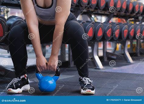 Giovane Donna Sportiva Che Fa Squat Di Sumo Con Kettlebell in Palestra ...