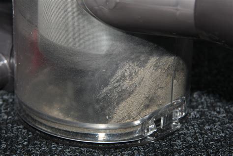 Компактный, но мощный аккумуляторный пылесос Dyson V8 Absolute.