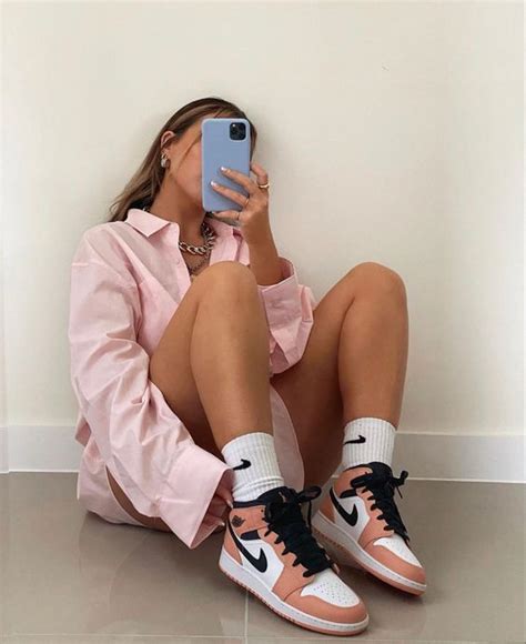 Street Style: Women's Nike Air Jordan 1's | Jordan outfits womens ...