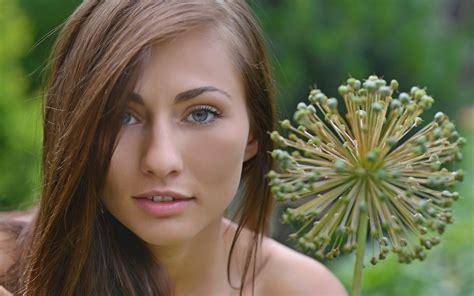 Michaela Isizzu. Desktop wallpaper. 2560x1600