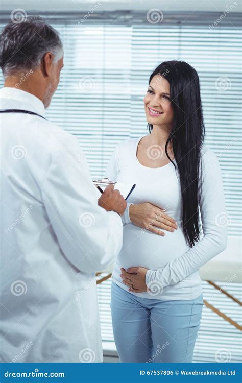 Gravida Pode Usar Doutorzinho - Mulher Gravida Que Interage Com O Doutor Foto de Stock - Imagem de ...
