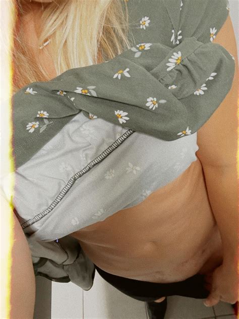NC-HOTWiFE- flashing at work : r/CarolinaHotWives
