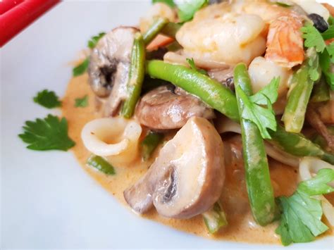 Морепродукты в кокосовом молоке с красным карри, зелёной фасолью и грибами