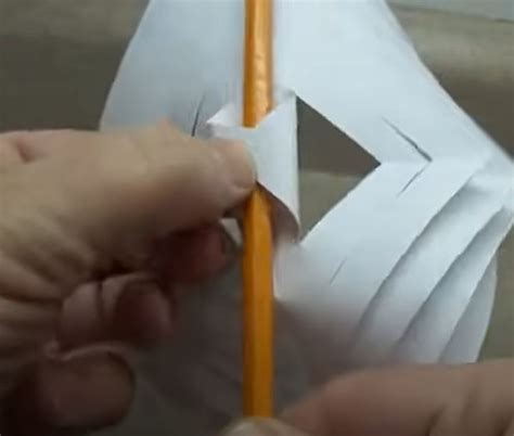 Woman makes 5 cuts and takes ordinary paper snowflakes to gorgeous new ...
