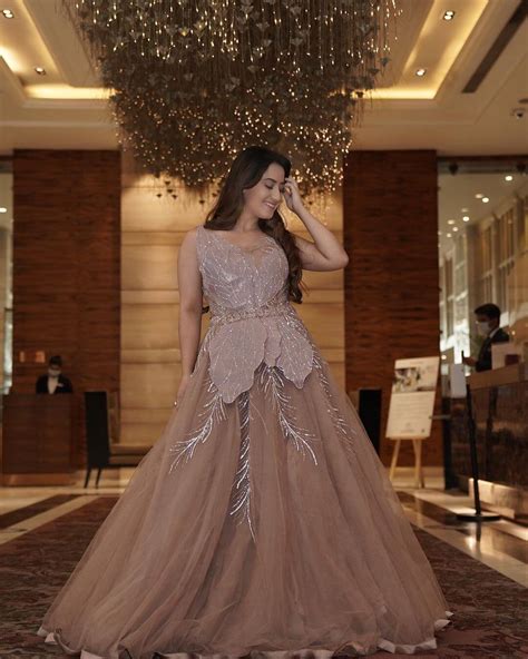 Aalisha Panwar Fashionable Outfits Inspo - K4 Fashion