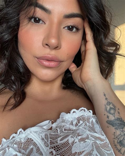 🧿Jessenia Gallegos 🇪🇨 🇺🇸 🌈 | Holiday Selfie Dump 😇🦌🤶🏼⛄️ ️🧛🏼‍♀️ #