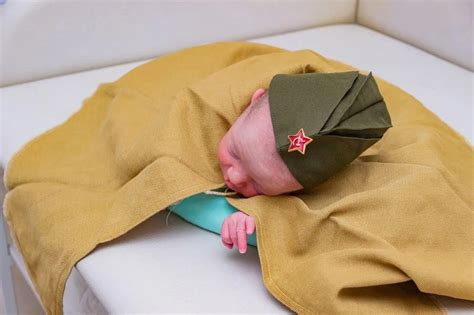 В Кемерово младенцев одевают в форму солдат к 9 мая: фото | УНН