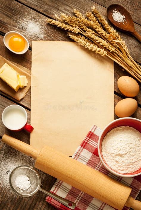 Сельские ингридиенты торта выпечки кухни и пустой кашевар записывают ...