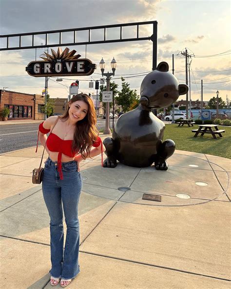 Sasha Emiri 🌻 | One of these photos is not like the other🤪 (Pro tip