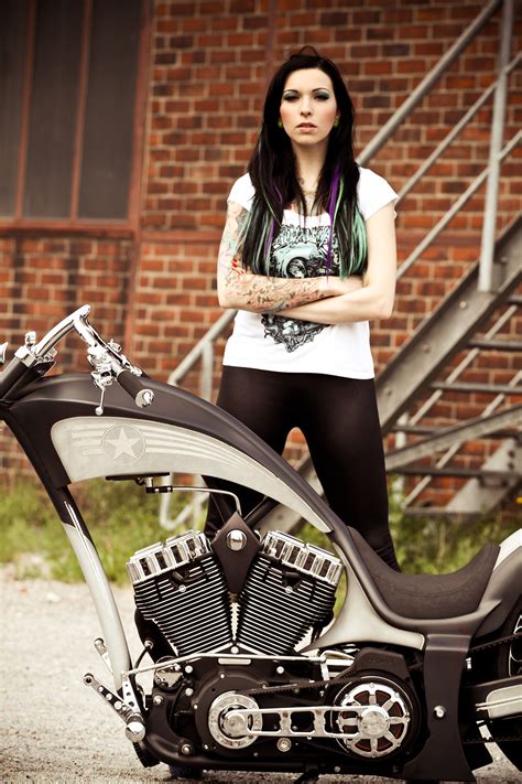 Cassidy Rose in der Thunderbike Foto Model Galerie