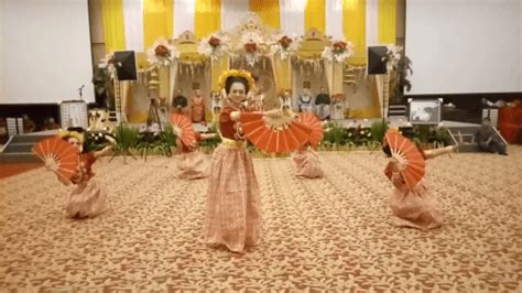 tarian adat  mamuju tak terlihat
