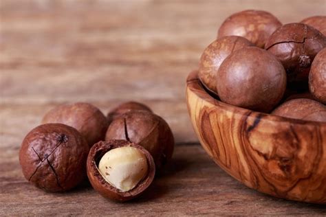 Macadamia Nuts: 9 Health Benefits, Nutritional Info & How to Eat - Tua ...