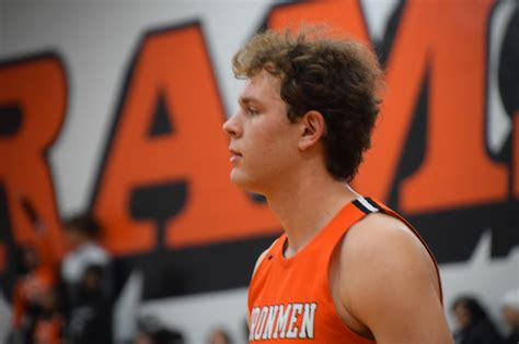 Supporters cheer as Noah Pérez wins a major local award 19