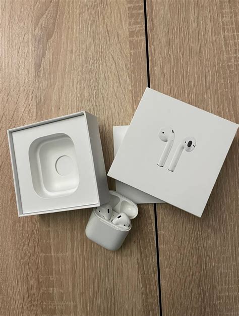 Apple AirPods 2 with Charging Case - ціни в магазинах України. Купити ...