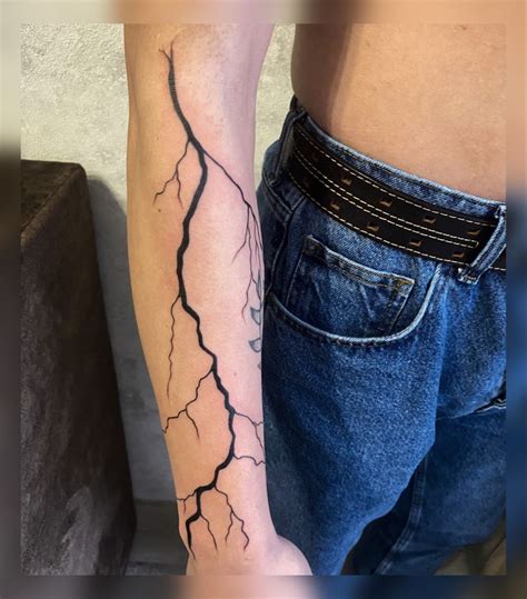 Молния | Lightning tattoo, Arm tattoos for guys, Torso tattoos