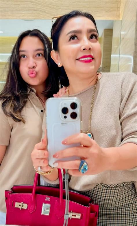 potret mayangsari hangout bareng anak gadisnya kompak bak bestie