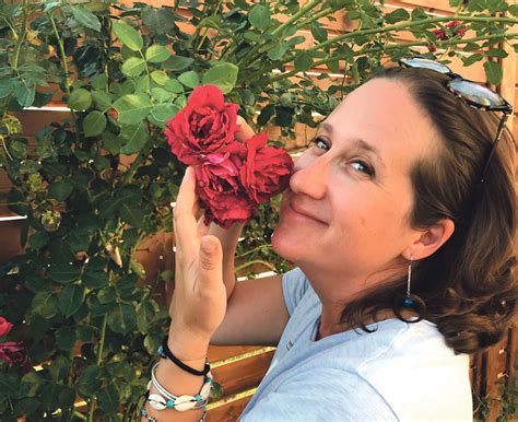 IRINA PĂDURARIU - "Florile te inspiră să mergi mai departe. Să ai ...