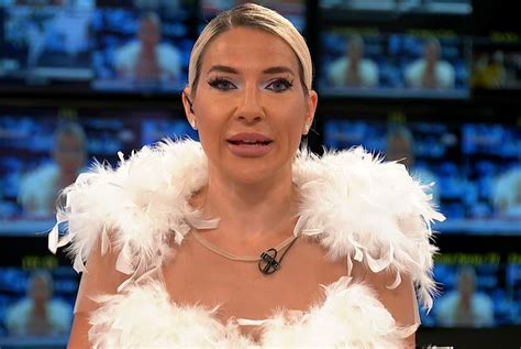 Jovana Jeremić je danas ptica: Voditeljka se pojavila u perjanom ...