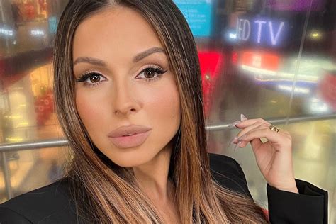 Певица Нюша показала растяжку на отдыхе в Турции - Lady's Media