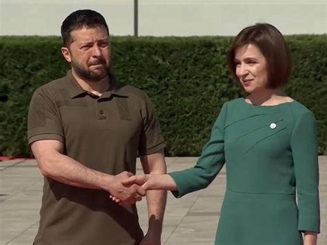Майя Санду и дети с перевернутыми флагами Украины спели для украинцев ...