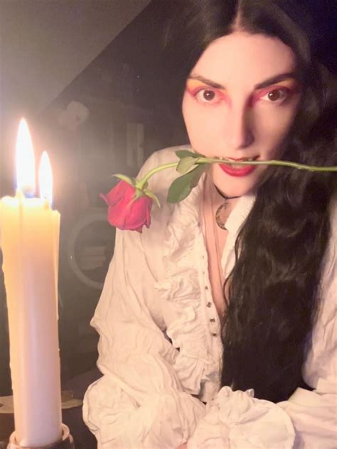 Hellie (@vampirehellie) • Instagram photos and videos