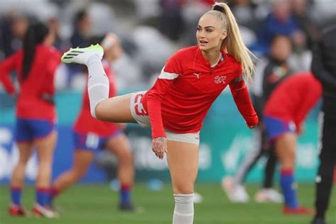 Alisha Lehmann, ex de Douglas Luiz, recebeu proposta de R$ 560 mil para ...