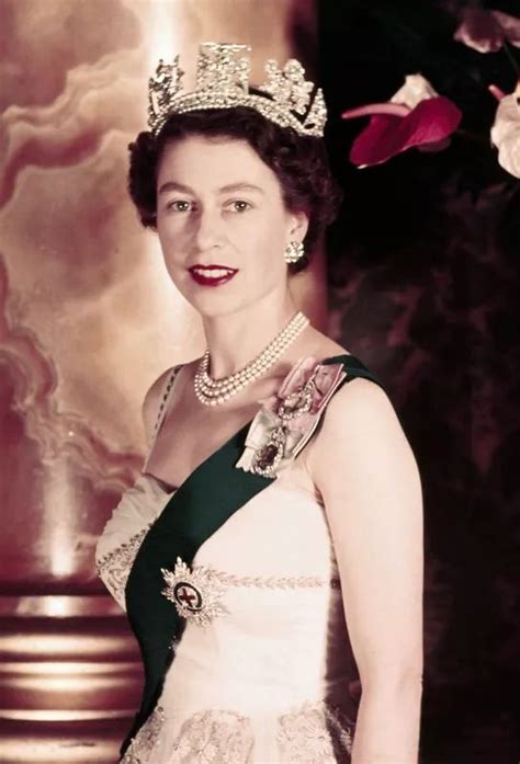 Pin by Marianna Tsantili on Queen Elizabeth II wearing the Crown ...