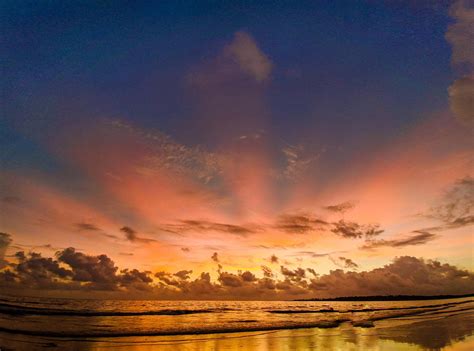 Sunset from Versova beach, Mumbai, India [OC] : r/SkyPorn