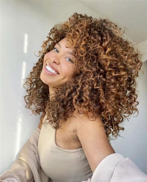 Luzes Cor De Mel Cabelo Cacheado - CABELO CACHEADO MEL | Cabelo, Cabelos cacheados com luzes, Cabelo cacheado