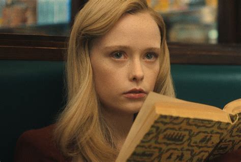 Quién es Suzanna Son, la actriz que hace de Adeline Watkins en la serie