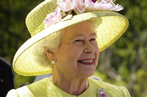 O livro da vida da rainha Isabel II chega a Portugal - JPN