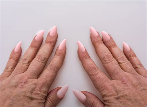 16 Short Stiletto Nails That Look Sharp in [Year] - Zohna