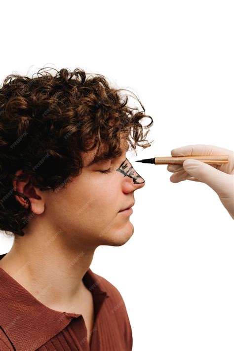 Proceso de dibujo de marcaje en la nariz masculina antes de la cirugía