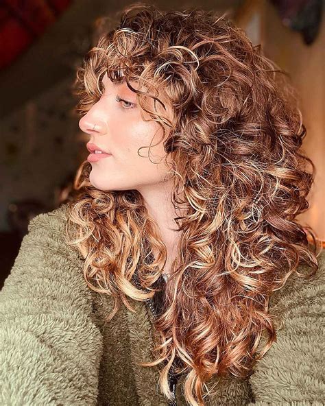 Tutorials show how layered hair for curly hair adds natural volume 6