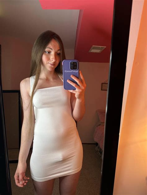 this dress feels a little tight 🤔 : u/jessaPinkgirl