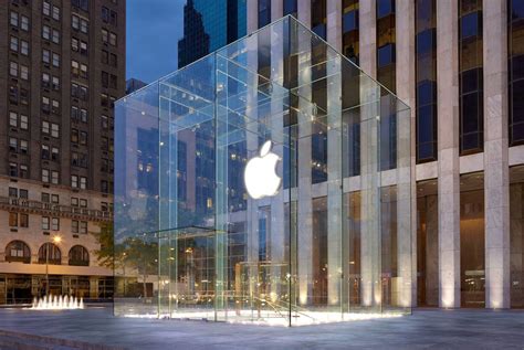 days  aapl hits highest market cap  billionaire investor