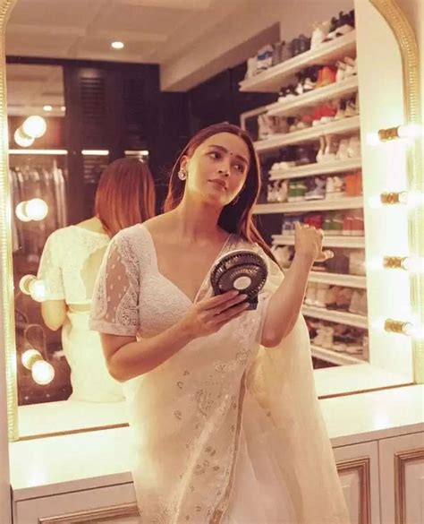 Alia Bhatt Dons The White Silk Saree For Dadasaheb Phalke Award Show ...