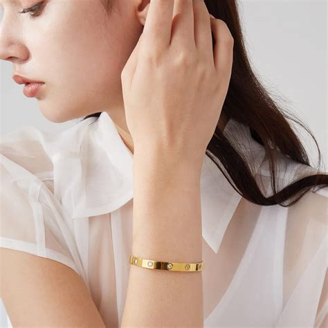TOP 15+ mẫu vòng tay vàng 18K đẹp, thanh lịch - Vua Nệm