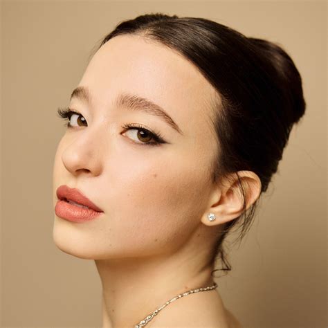 Demi Moore elige a McQueen para deslumbrar en los Premios BAFTA 2025