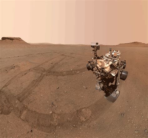NASA火星探査車Perseveranceが最新セルフィー撮影 地面にはサンプルを収めた保管容器も