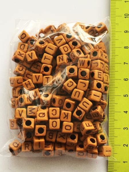 куб с букви ВxШxØотвор 6x6x3,5мм. ~171 броя, 40 грама - Мартеници Петя