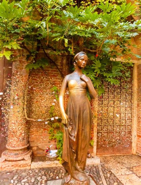 Statue of Juliet in Verona, Iitaly Stock Image - Image of history ...