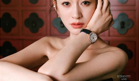 China Entertainment News: Li Xiaoran covers fashion magazine