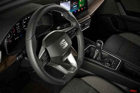 SEAT Leon Interior & Infotainment | carwow