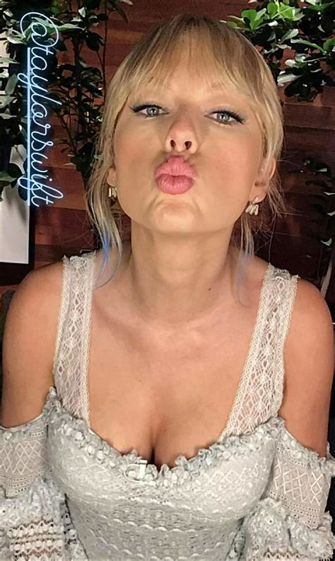 Very sexy Taylor Swift selfie : r/CelebritySelfies