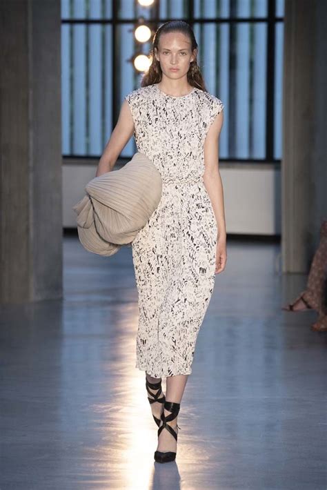 Кейпы, монохром и плиссированные сумки на показе Max Mara