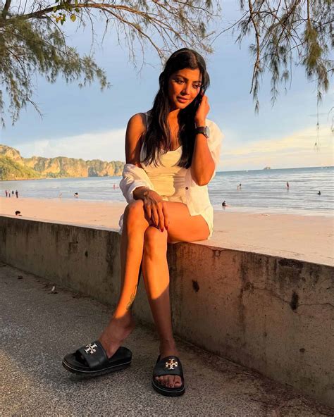 Lahari Shari Flaunts Chill Vibe, Beachside Breeze