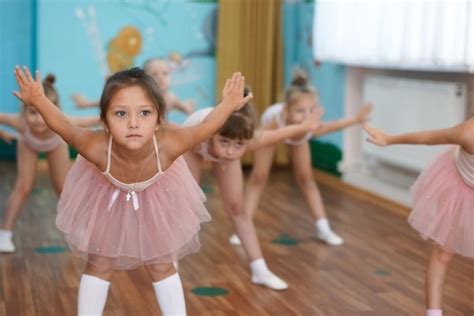 Виды ритмики. Музыкально-ритмические упражнения условно можно разделить ...